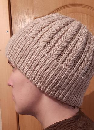 Шапка женская теплая ручной работы бежевого цвета