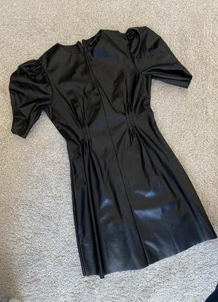 Стильное модное трендовое мини-платье с эко кожи кожаное4 фото