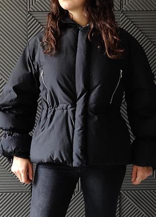 Куртка-пуховик чорного кольору