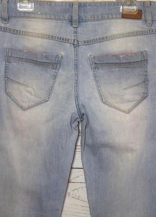 Крутые светло-голубые джинсы4 фото
