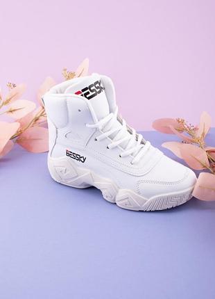 Женские белые зимние кроссовки