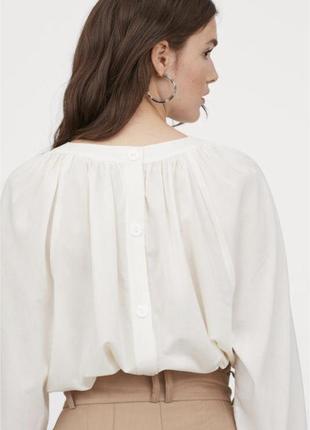 Воздушная кремовая блуза с обьемными рукавами и пуговицами на спине3 фото