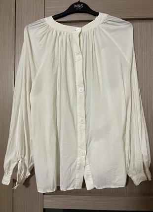 Воздушная кремовая блуза с обьемными рукавами и пуговицами на спине5 фото