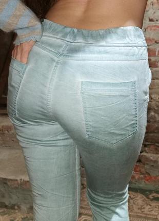 Штаны из лиоцелла высокая посадка джинсы скинни узкие стрейч на резинке жатая ткань с бахромой рваные италия брюки4 фото
