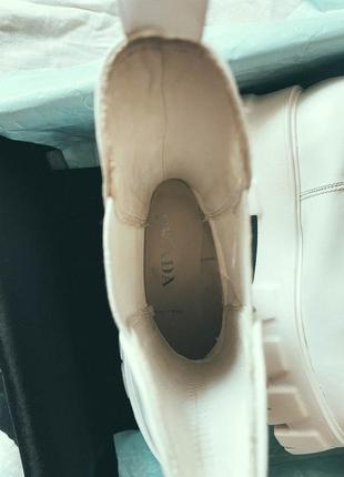 Женские кожаные сапоги люкс на осень весну демисезон белые ботинки prada chelsea boots на тракторной подошве в стиле прада3 фото