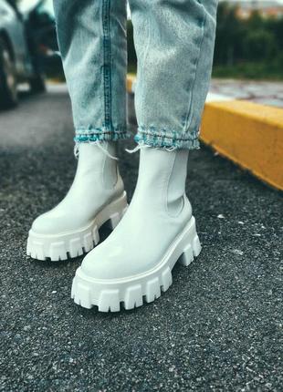 Женские кожаные сапоги люкс на осень весну демисезон белые ботинки prada chelsea boots на тракторной подошве в стиле прада8 фото