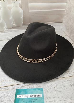 Чёрная шляпка федора с широкими полями и цепочкой