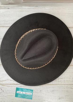 Чёрная шляпка федора с широкими полями и цепочкой3 фото
