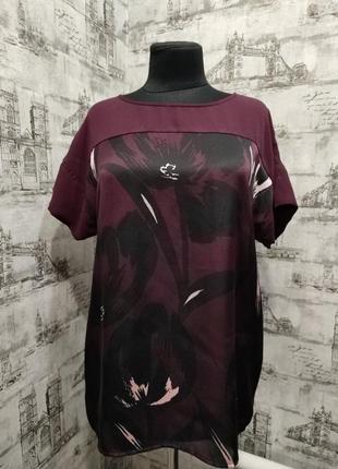Фіолетова в чорних квітах блуза