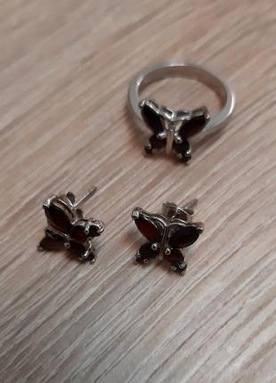 Каблучка і сережки метелики зі срібла з гранатом