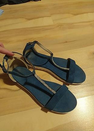 Чудові босоніжки, 38-39