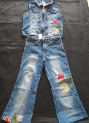 Джинсовьій набір жилетка з брюками украшенньіе вишивкою