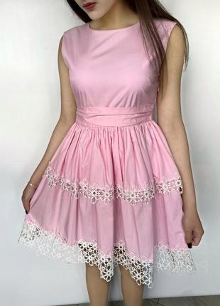 Летнее розовое платье с кружевом в форме ромашек3 фото