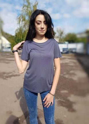 Футболка серая со вставкой гипюра сзади