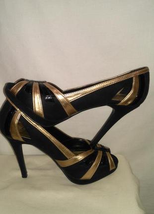 Дуже ошатні золоті черевички для ідеальної ніжки3 фото