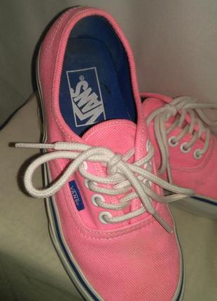 Очень красивые фирменные и удобные  слиппоны яркого цвета( made in indonesia )