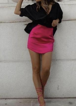 Яркая шелковая атласная розовая юбка zara3 фото