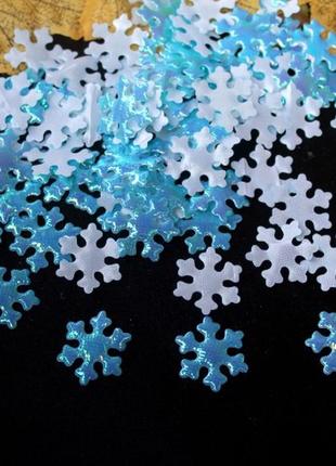 Новый год снежинки, голубые, в наборе около 95-100шт. (размер одной снежинки 2,5см)