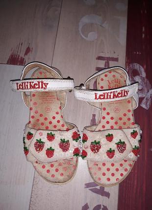 Шкіряні босоніжки з полуницею lelli kelly розмір 25