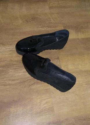 Замшевые туфли с лаковым носком