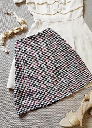 Женская мини юбка в гусиную лапку черно белая в клеточку с разрезами4 фото