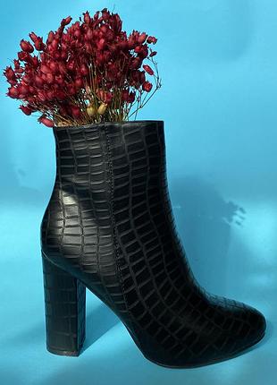 Високі чоботи на підборах pretty little thing