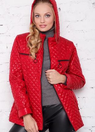Красная короткая стеганная куртка
