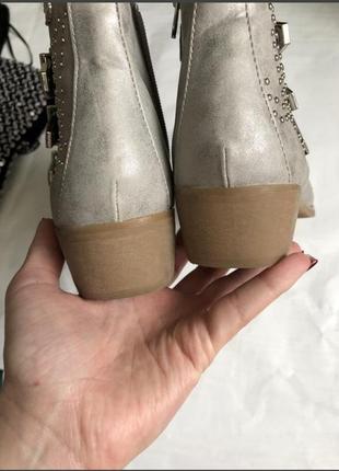 Серые серебряные ботинки с ремешками4 фото