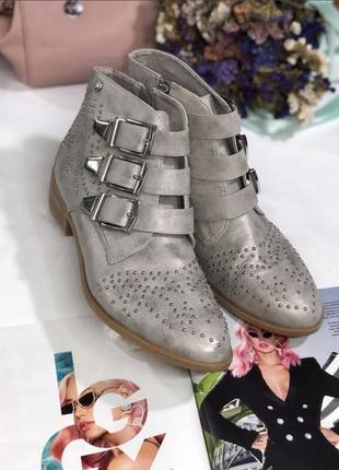 Серые серебряные ботинки с ремешками8 фото