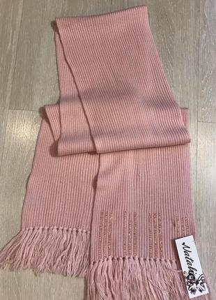 Очень красивый и стильный вязаный розовый шарф.4 фото
