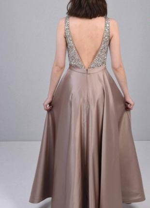 Вечернее длинное платье бежевое пудровое капучино кофейное нюдовое с камнями и атласом.