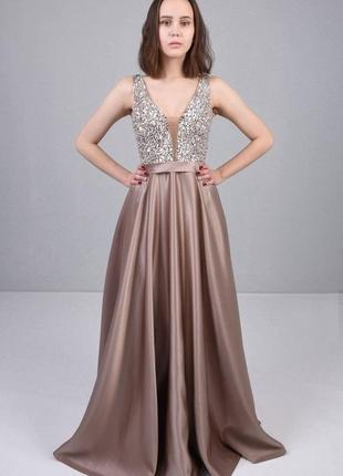 Вечернее длинное платье бежевое пудровое капучино кофейное нюдовое с камнями и атласом.