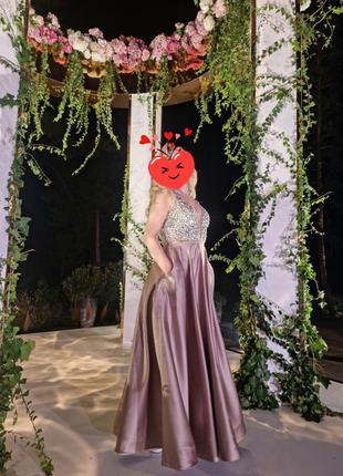 Вечернее длинное платье бежевое пудровое капучино кофейное нюдовое с камнями и атласом.