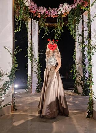 Вечернее длинное платье бежевое пудровое капучино кофейное нюдовое с камнями и атласом.