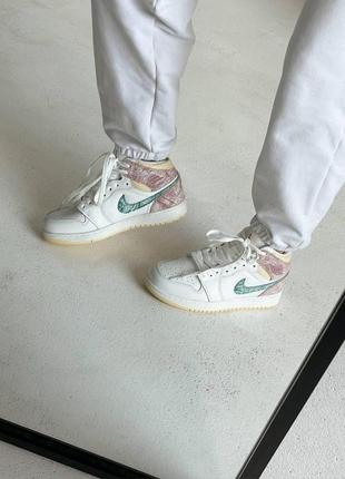 Жіночі кросівки nike air jordan 1 retro mid ice cream знижка sale / smb8 фото