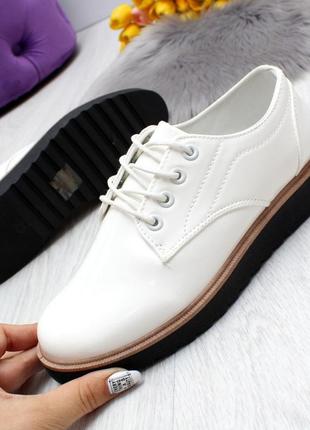Лакові білі туфлі 39 розмір