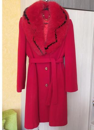 Пальто женское кашемировое красное зимнее утеплённое  с натуральным мехом песца