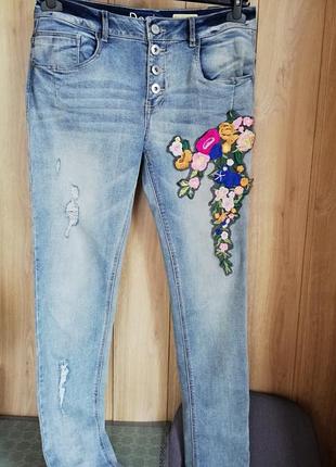 Стрейчевые джинсы с росшивкой1 фото