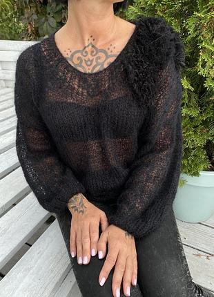 Светр чорного кольору