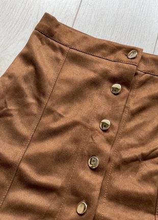 Классная коричневая юбка на пуговицах