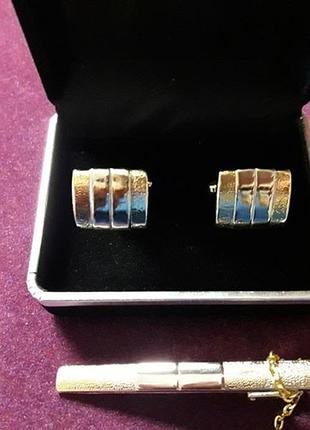 Запонки та затискачі в коробочці.