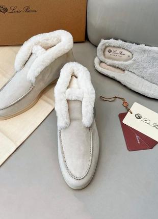 Женские бежевые замшевые зимние лоферы loro piana с мехом и логотипом лоро пиана пиано