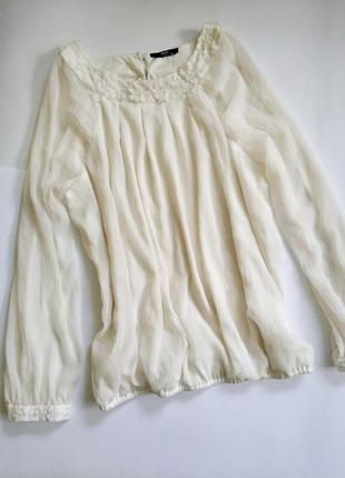 Легка блузка молочного кольору