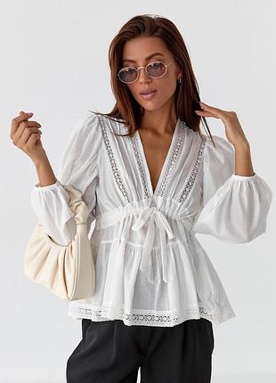 Бавовняна блуза з мереживом та баскою