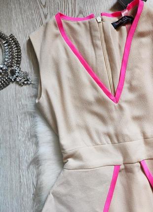 Короткое миди нарядное бежевое платье с баской розовая полоска вырез декольте карандаш4 фото
