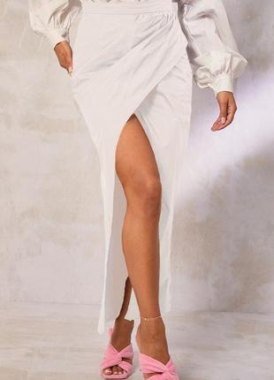Белая юбка макси с вырезом