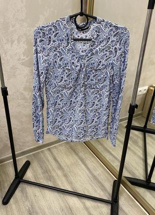 Oodji в наличии женская рубашка блуза на длинном рукаве в принт размер xs/s в наличии
