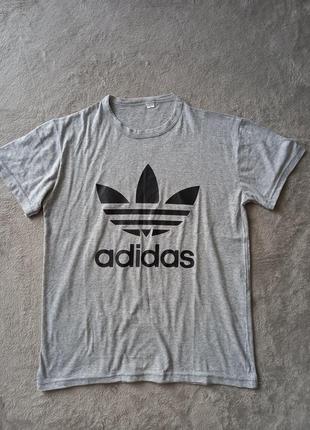 Брендова футболка adidas.