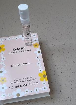 Marc jacobs daisy eau so fresh💥оригинал миниатюра пробник mini spray 1,2 мл книжка5 фото