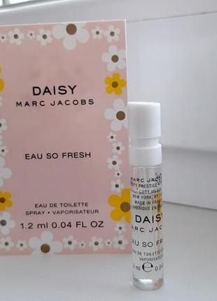 Marc jacobs daisy eau so fresh💥оригинал миниатюра пробник mini spray 1,2 мл книжка7 фото